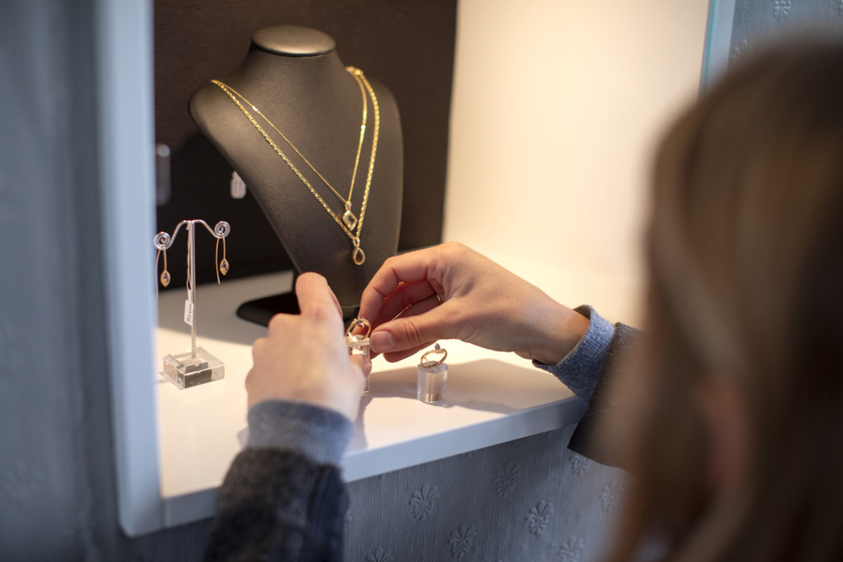 How to Choose a Reliable Wholesale Fashion Jewelry Supplier - WFS